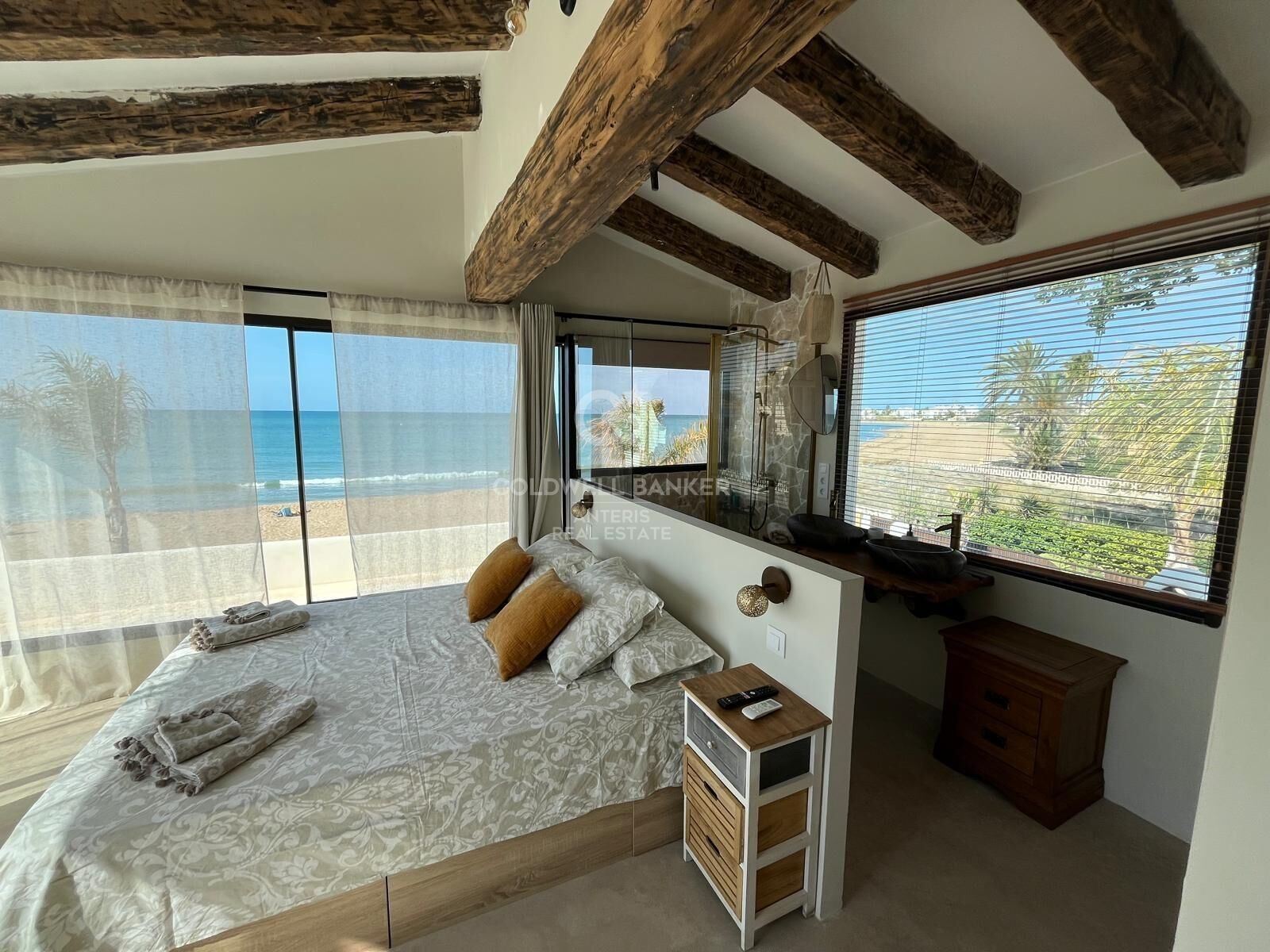 Villa with pool on the seafront in Dénia