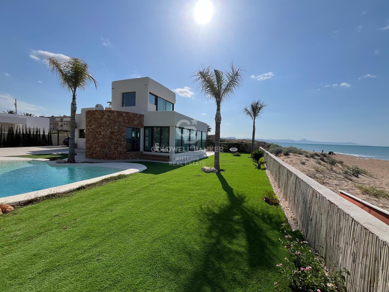 Villa with pool on the seafront in Dénia