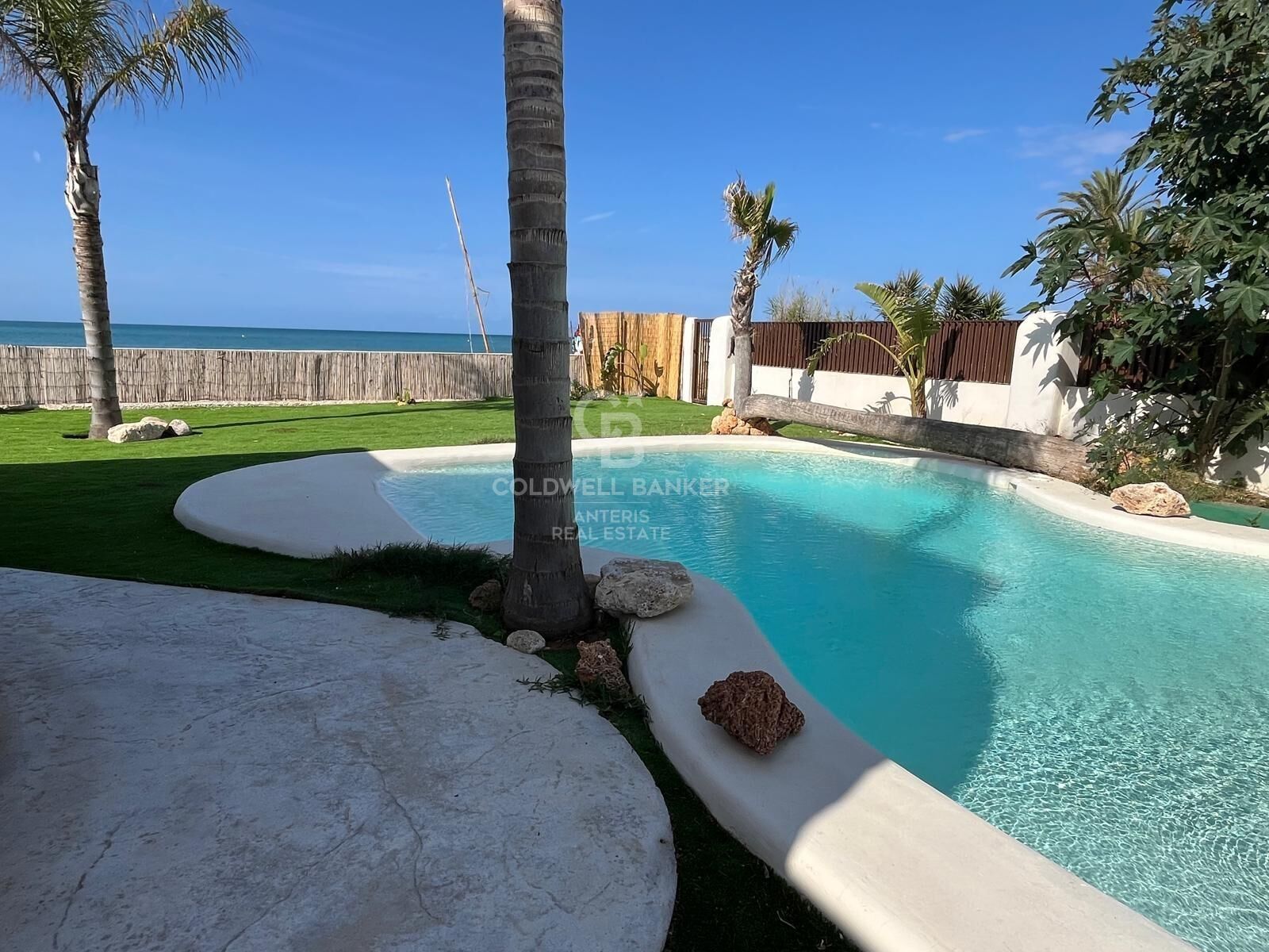 Villa with pool on the seafront in Dénia