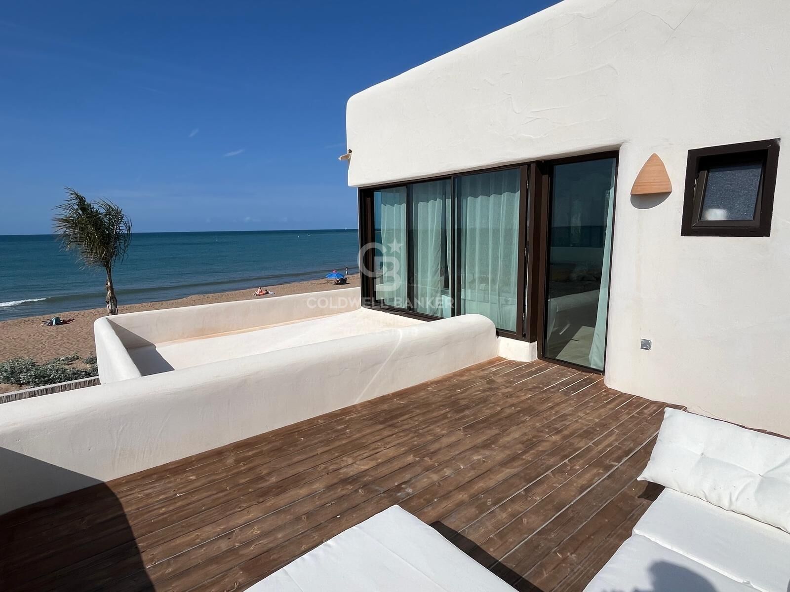 Villa with pool on the seafront in Dénia