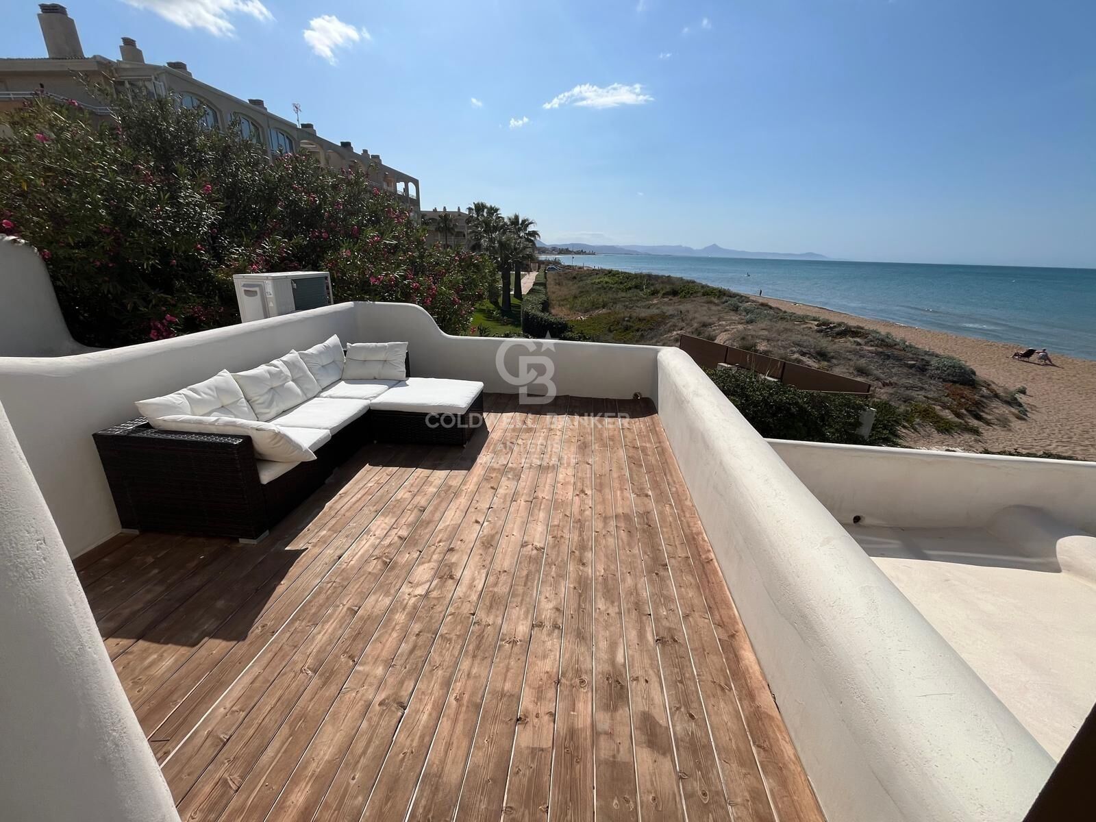 Villa with pool on the seafront in Dénia