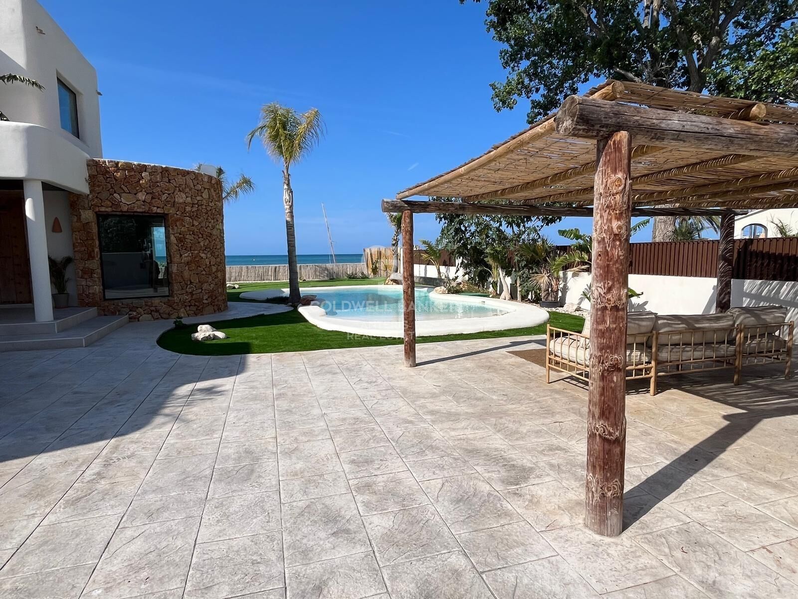 Villa with pool on the seafront in Dénia