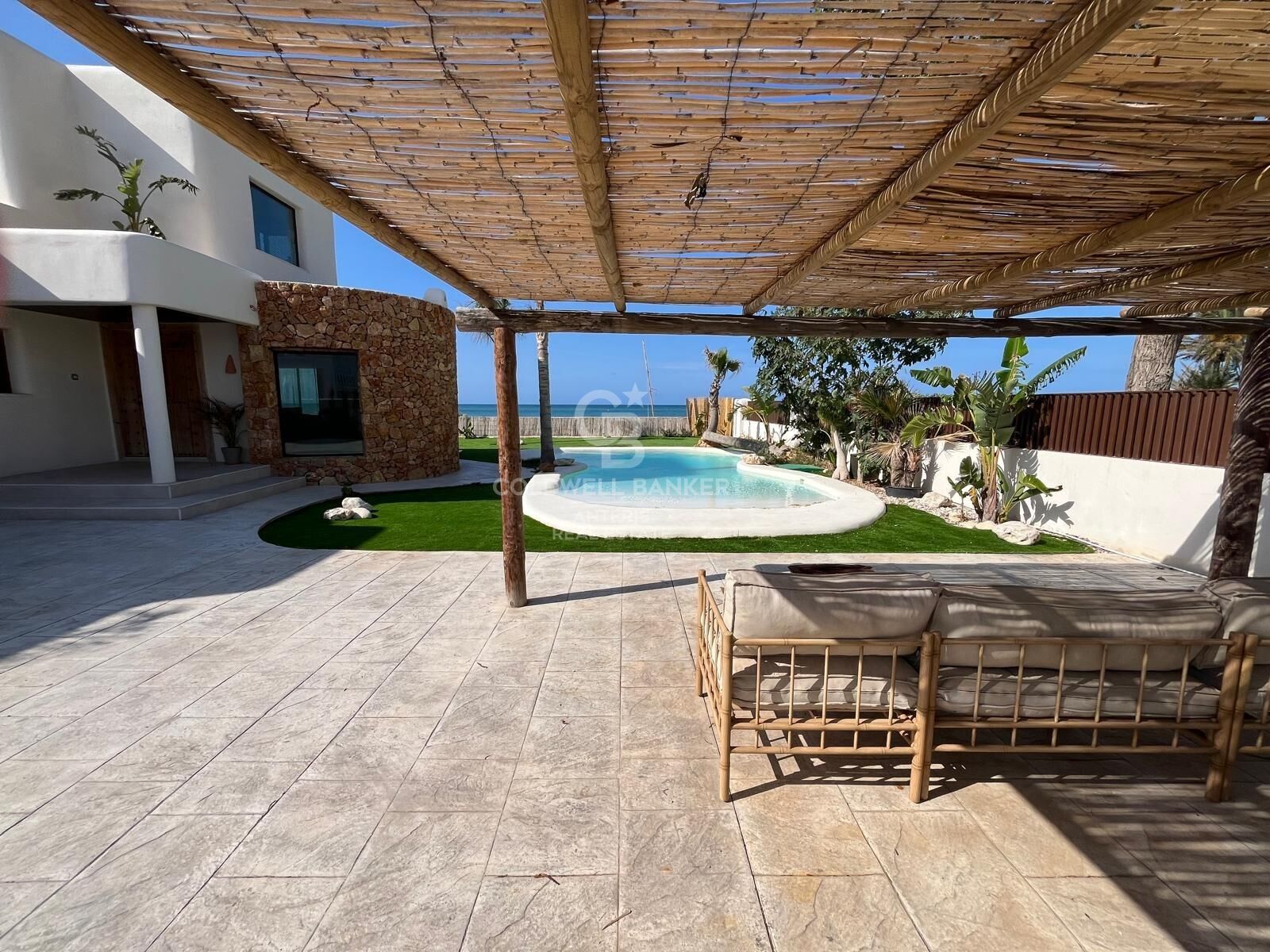 Villa with pool on the seafront in Dénia