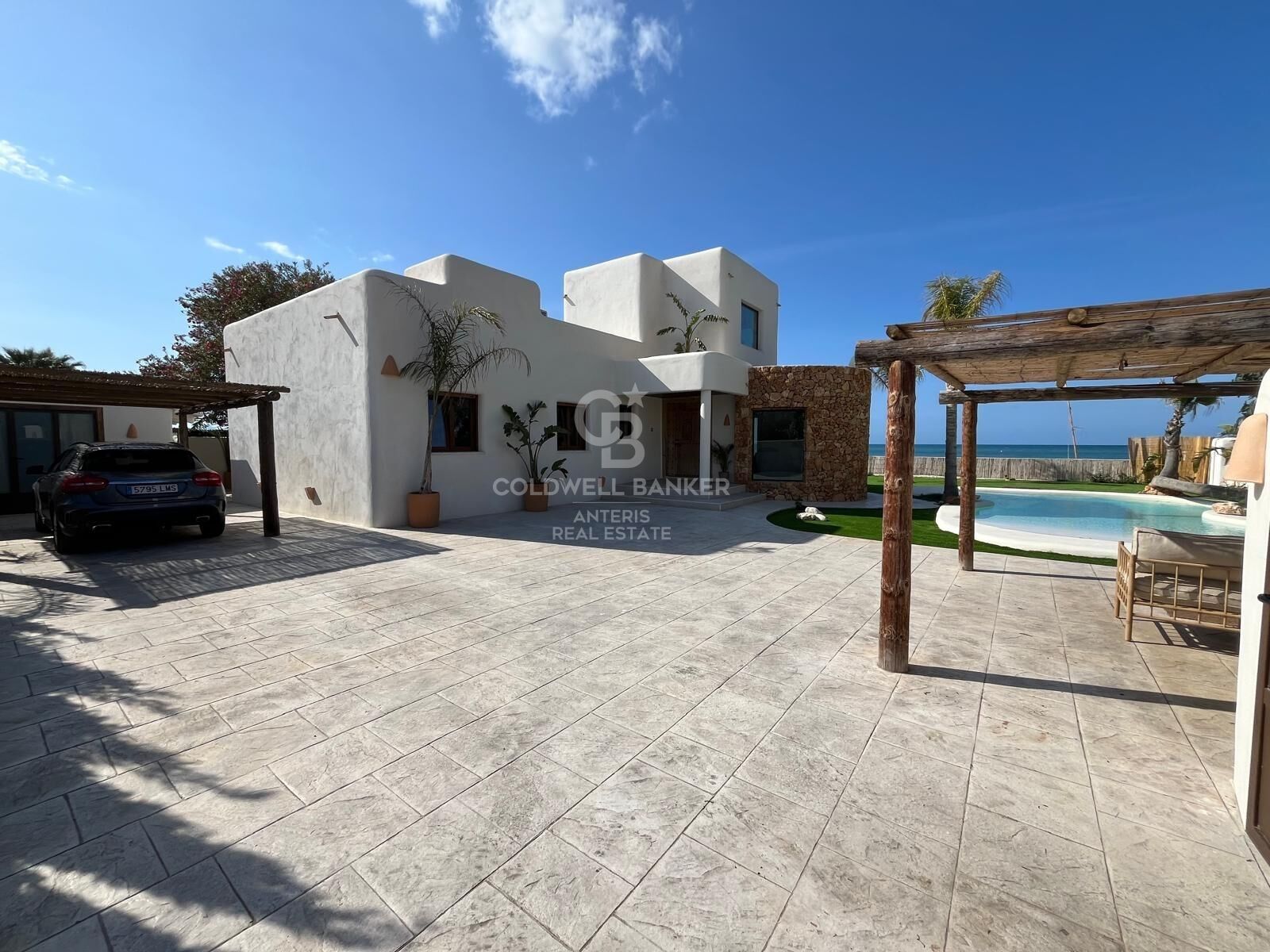 Villa with pool on the seafront in Dénia