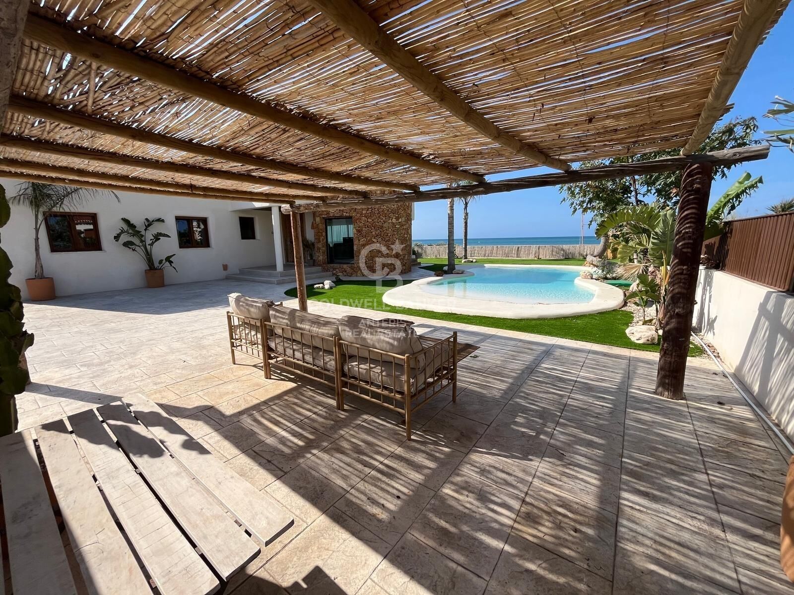 Villa with pool on the seafront in Dénia