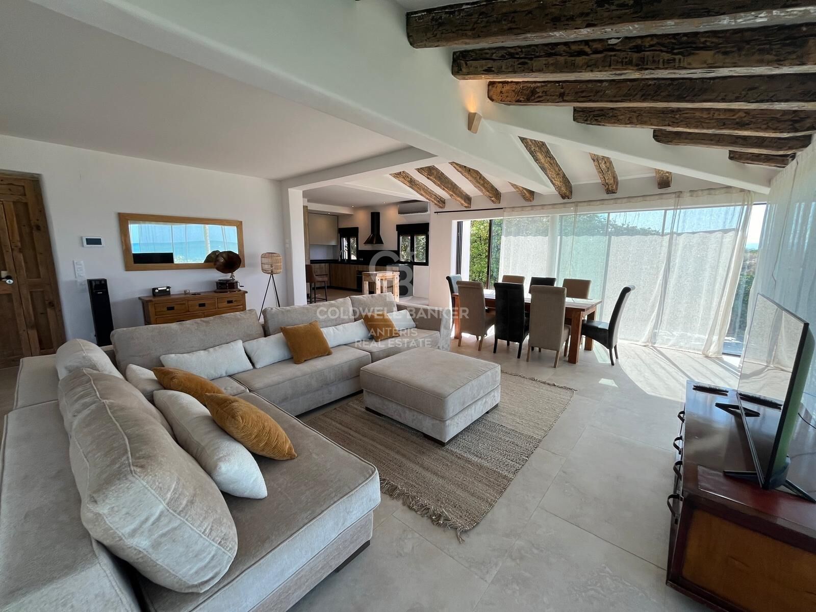 Villa with pool on the seafront in Dénia