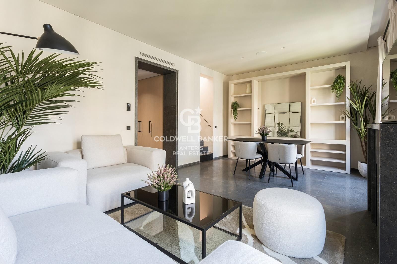 Dwupoziomowy penthouse z tarasem w odnowionej kamienicy