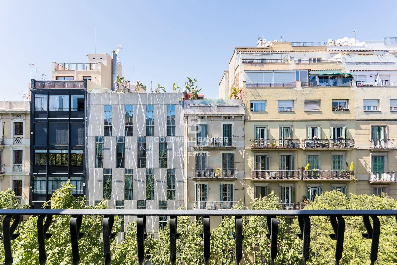 Dwupoziomowy penthouse z tarasem w odnowionej kamienicy