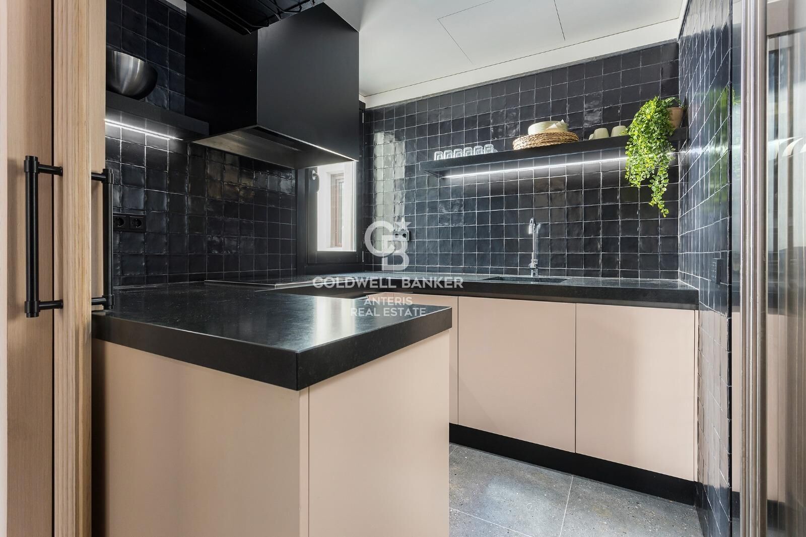 Dwupoziomowy penthouse z tarasem w odnowionej kamienicy