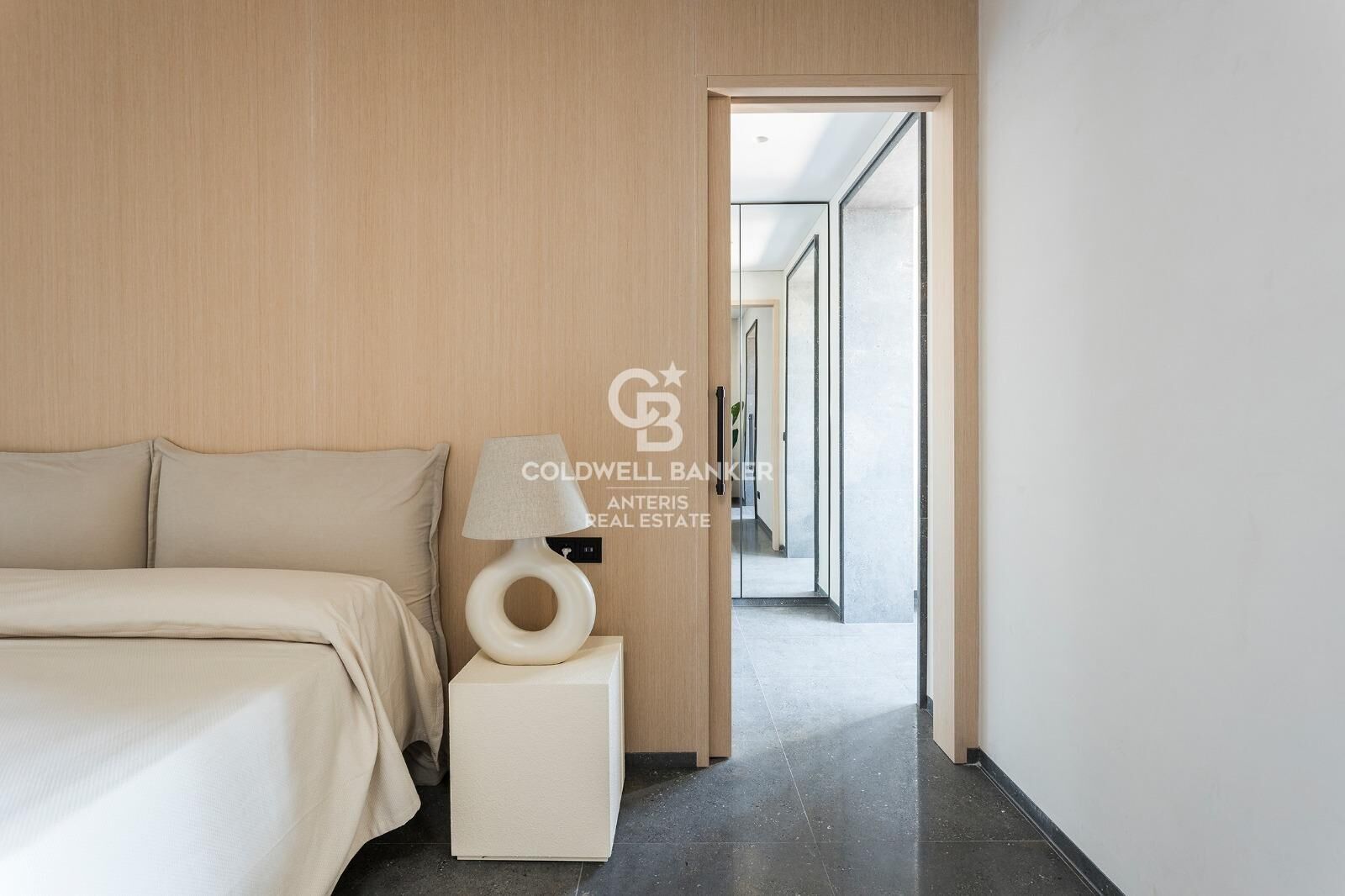 Dwupoziomowy penthouse z tarasem w odnowionej kamienicy