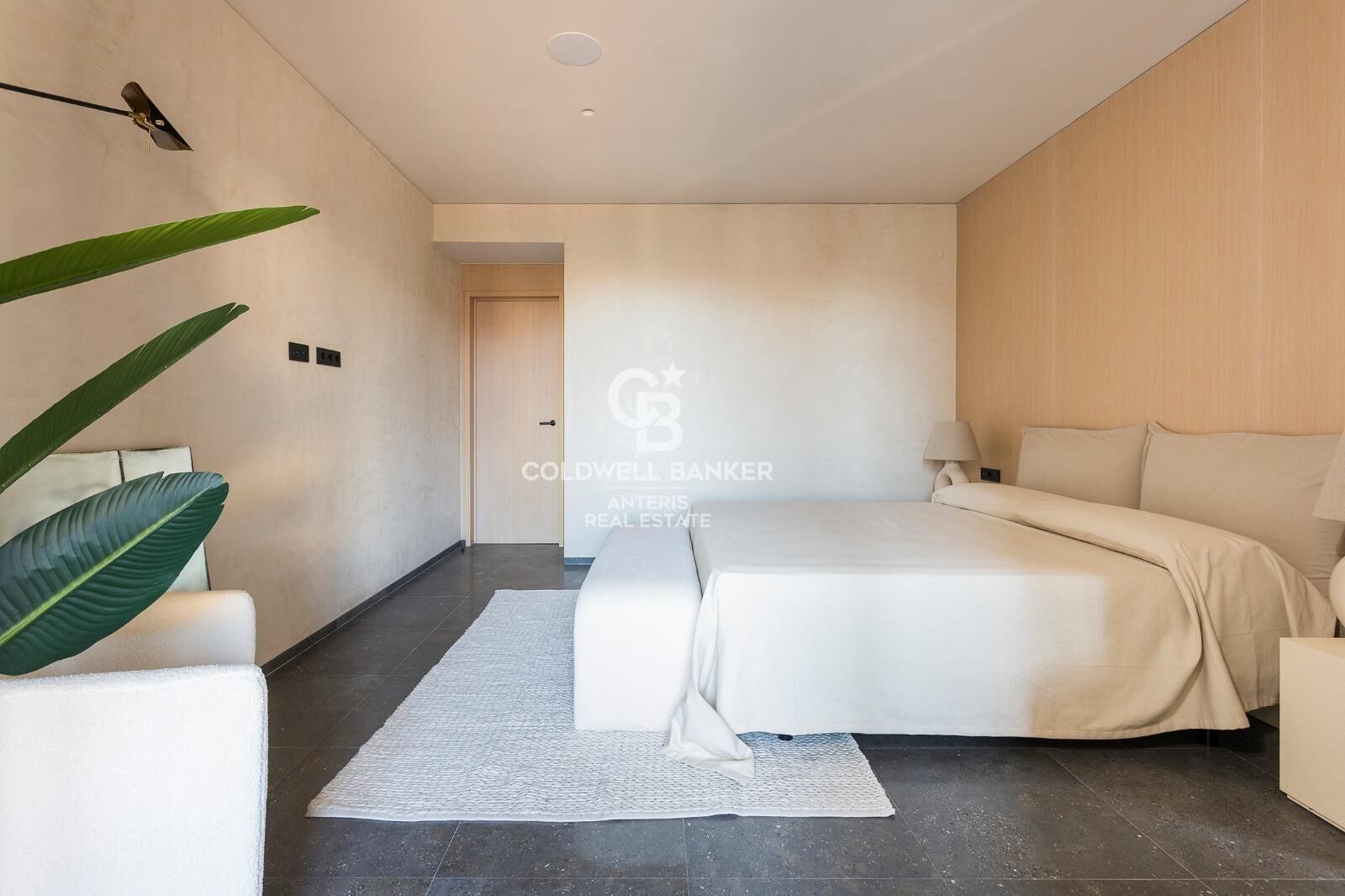 Dwupoziomowy penthouse z tarasem w odnowionej kamienicy