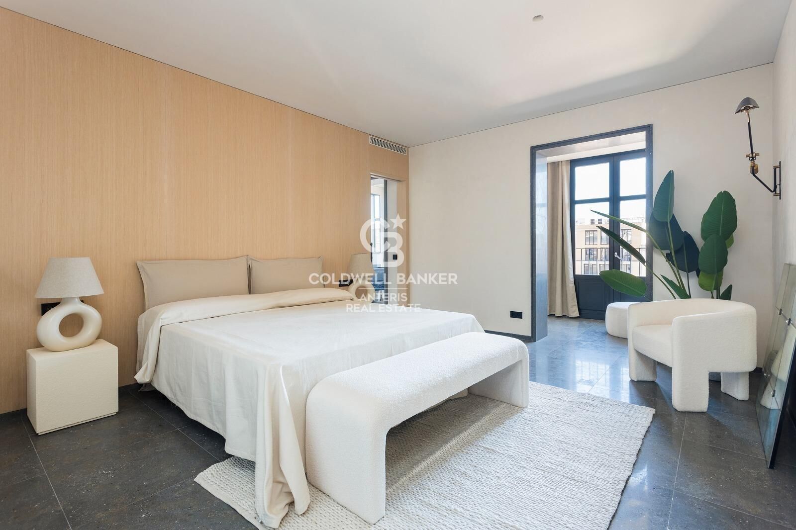 Dwupoziomowy penthouse z tarasem w odnowionej kamienicy