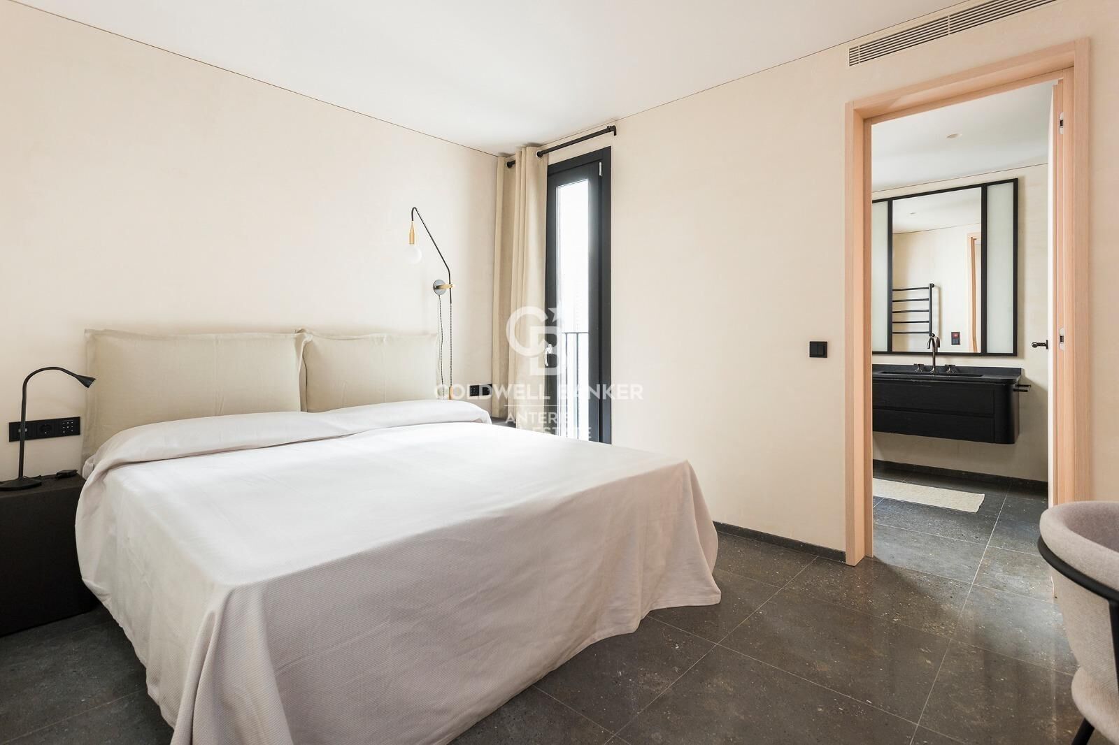 Dwupoziomowy penthouse z tarasem w odnowionej kamienicy