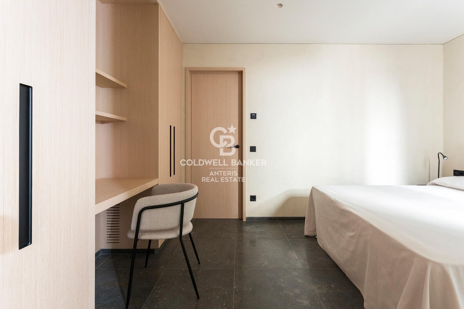 Dwupoziomowy penthouse z tarasem w odnowionej kamienicy