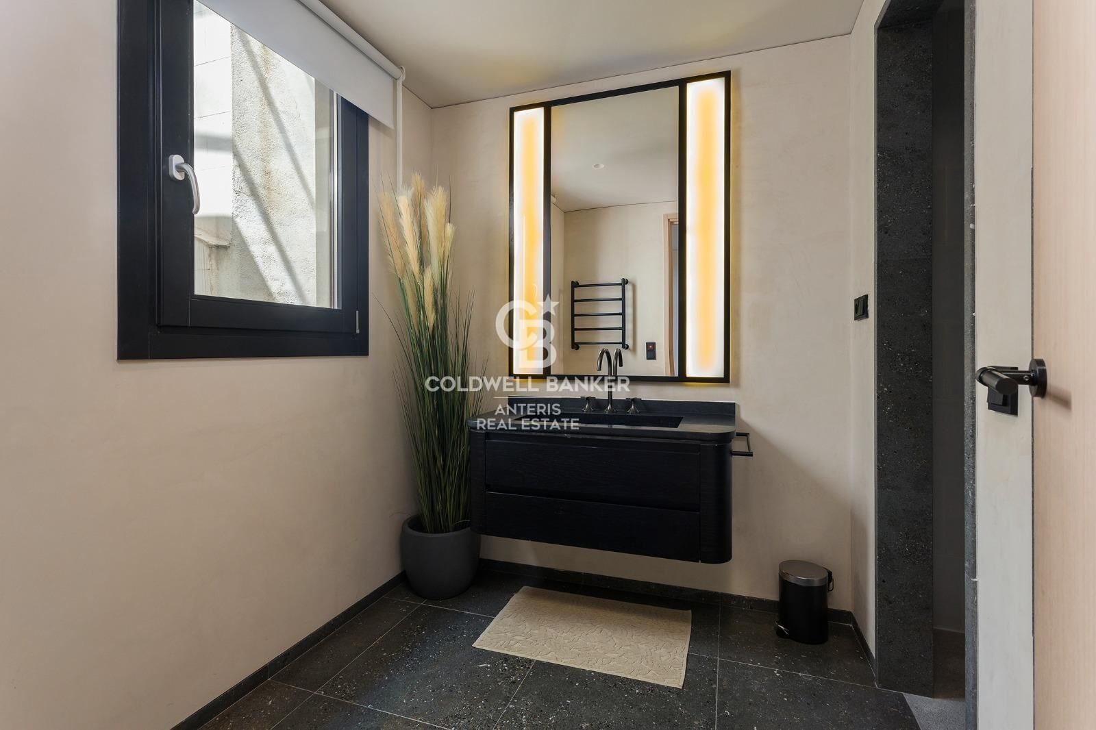 Dwupoziomowy penthouse z tarasem w odnowionej kamienicy