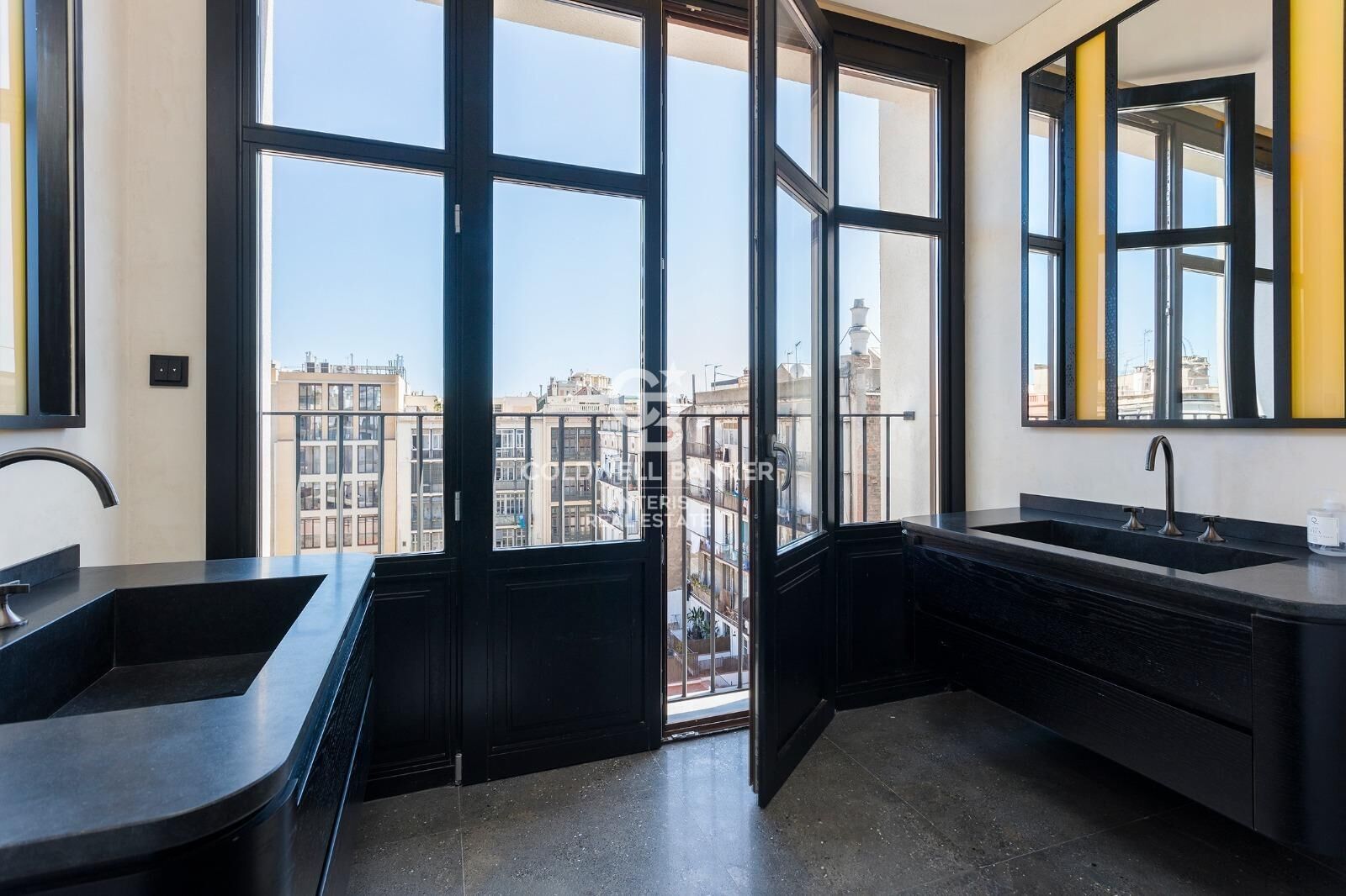 Dwupoziomowy penthouse z tarasem w odnowionej kamienicy