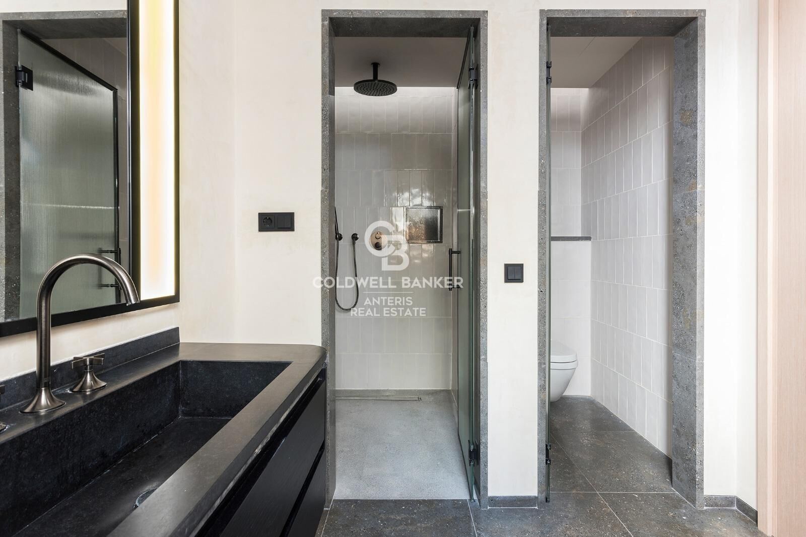 Dwupoziomowy penthouse z tarasem w odnowionej kamienicy