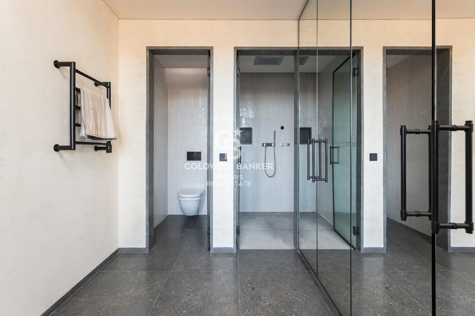 Dwupoziomowy penthouse z tarasem w odnowionej kamienicy