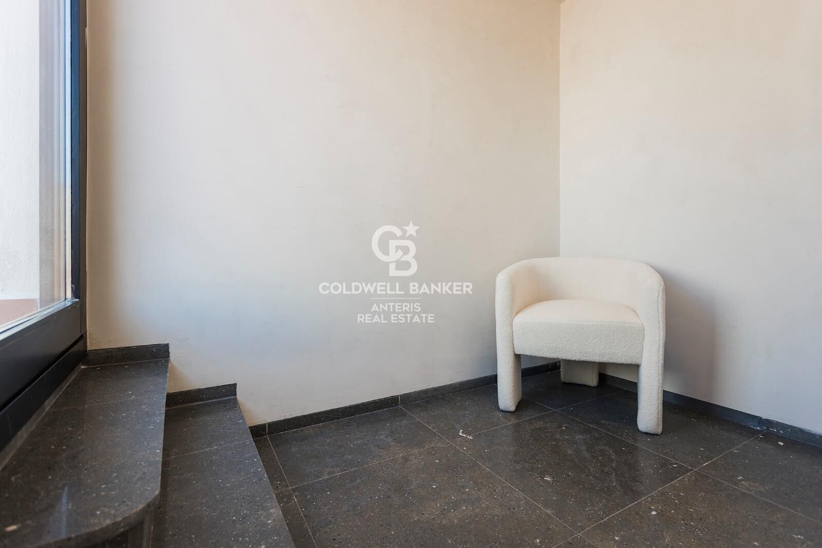 Dwupoziomowy penthouse z tarasem w odnowionej kamienicy