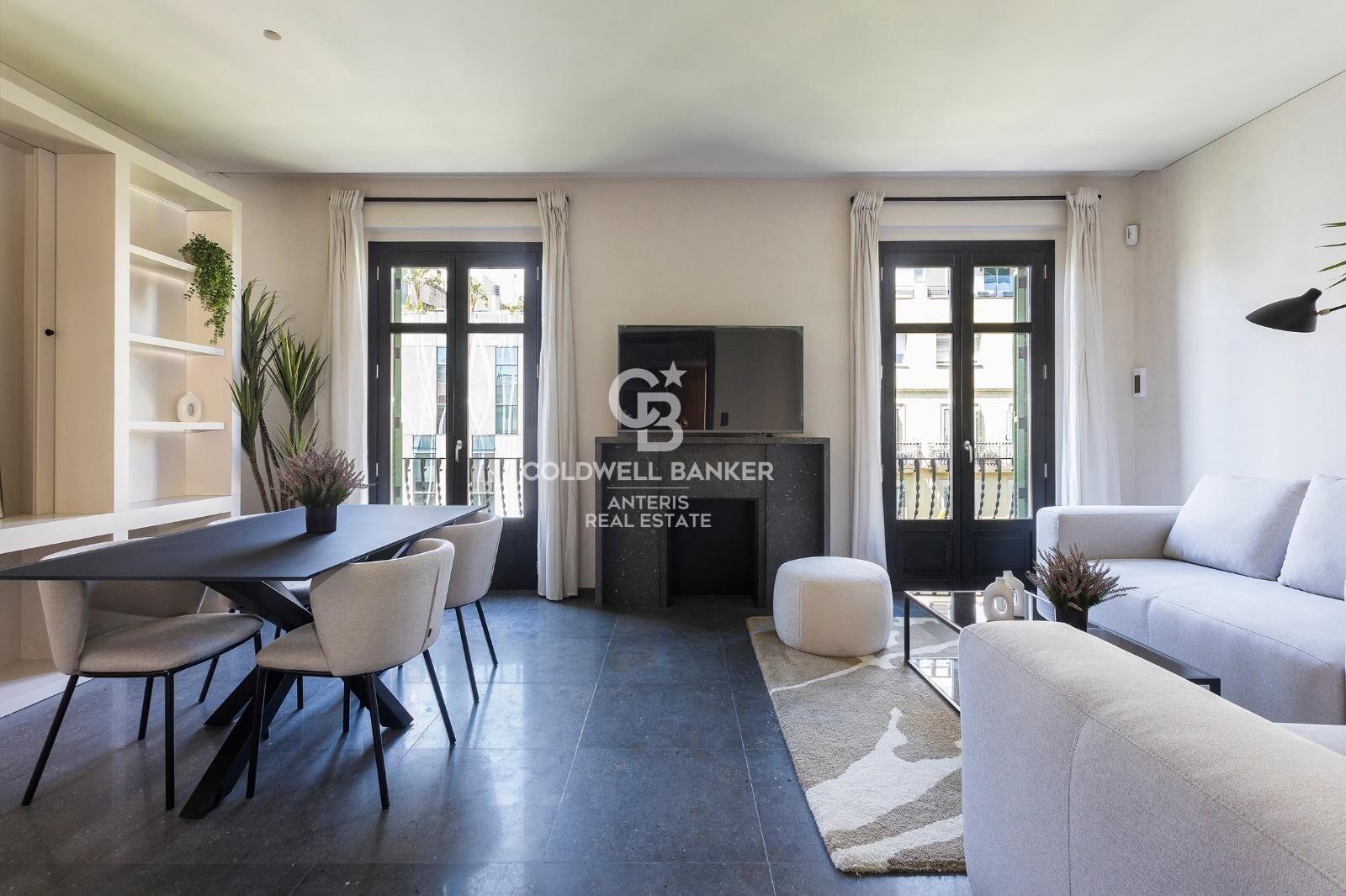 Dwupoziomowy penthouse z tarasem w odnowionej kamienicy