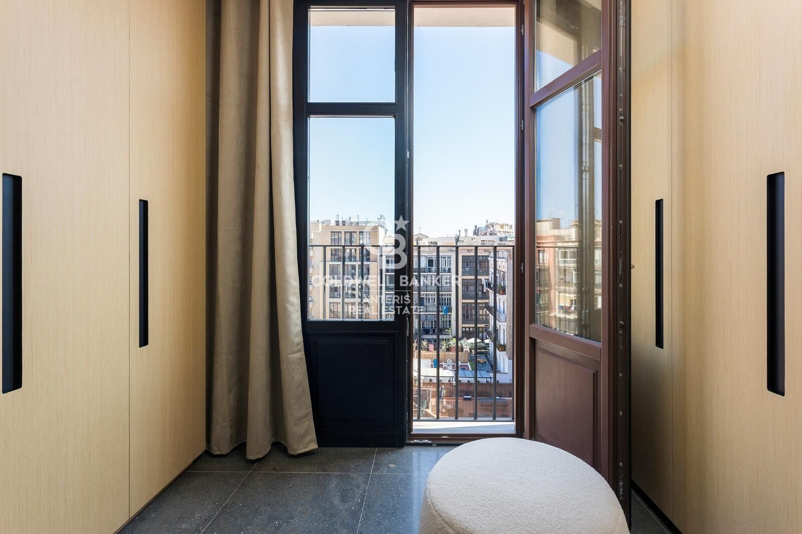 Dwupoziomowy penthouse z tarasem w odnowionej kamienicy