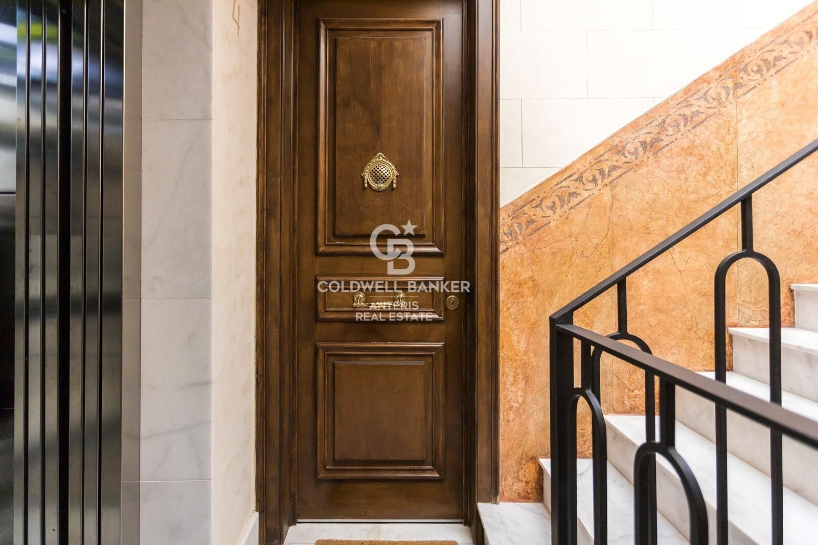 Dwupoziomowy penthouse z tarasem w odnowionej kamienicy