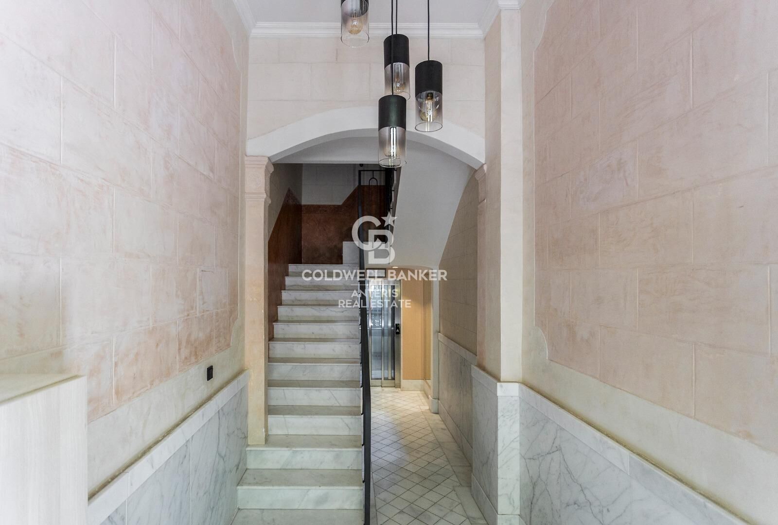 Dwupoziomowy penthouse z tarasem w odnowionej kamienicy