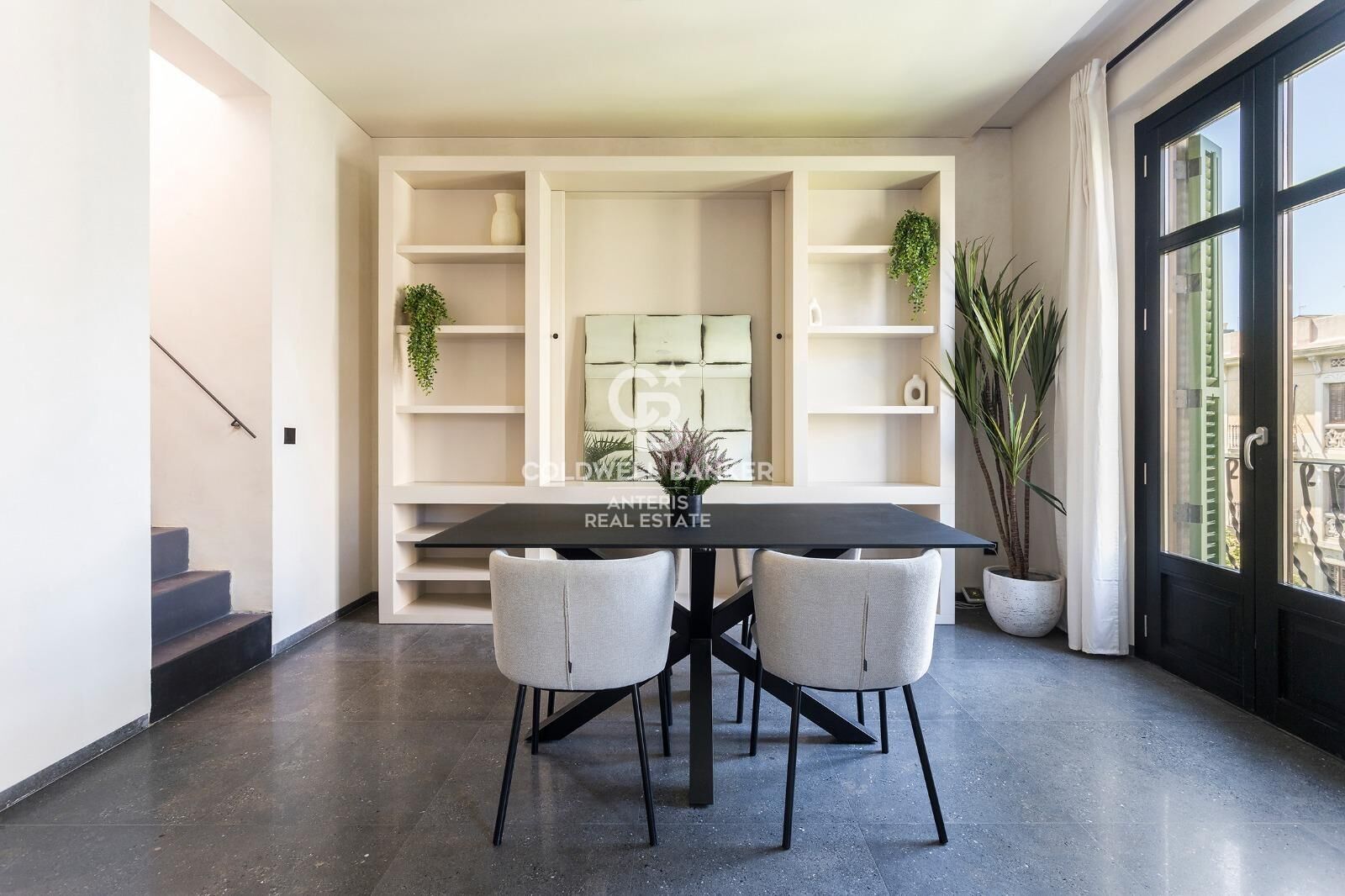 Dwupoziomowy penthouse z tarasem w odnowionej kamienicy