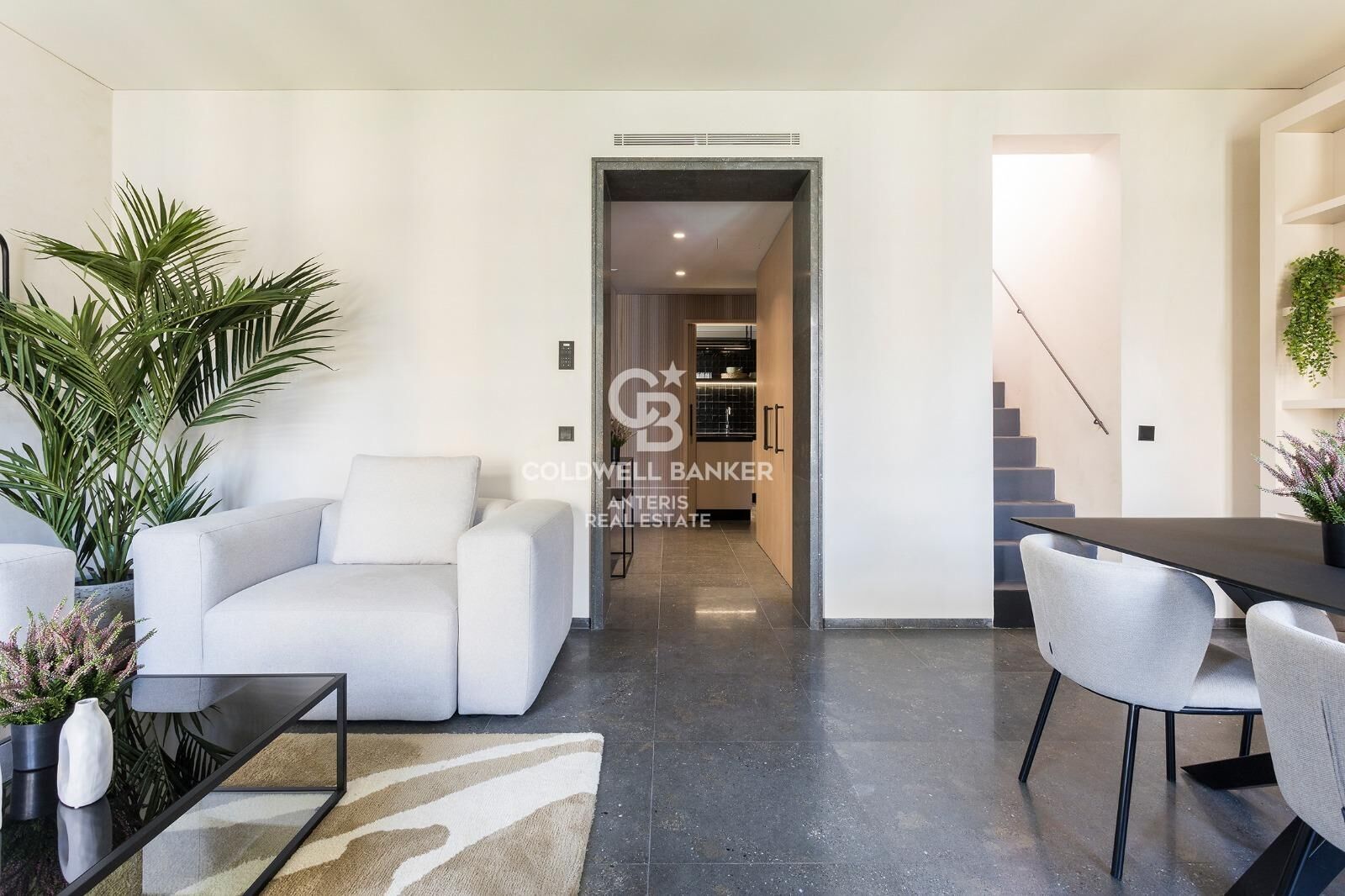 Dwupoziomowy penthouse z tarasem w odnowionej kamienicy