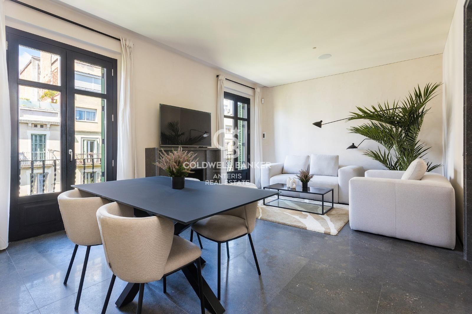 Dwupoziomowy penthouse z tarasem w odnowionej kamienicy