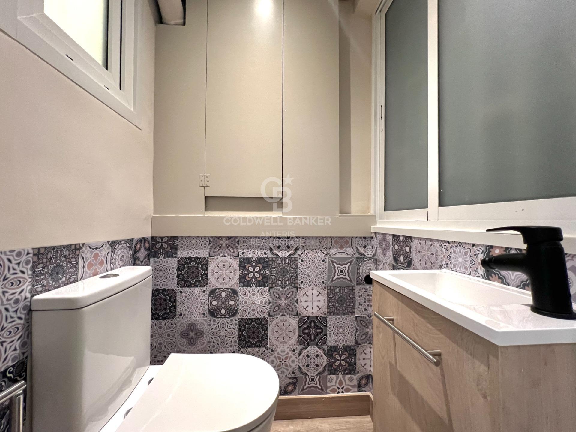 Jasne i przytulne odnowione mieszkanie w Barcelonie