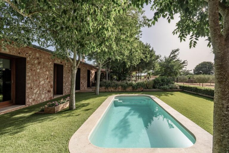 Enchanting country estate in Sencelles with lots of land a license to extend the house
