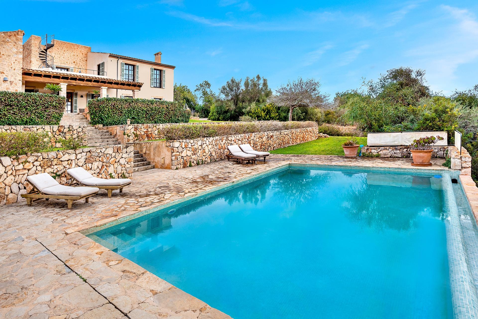 Timelessly elegant country house with sea views near Portocolom