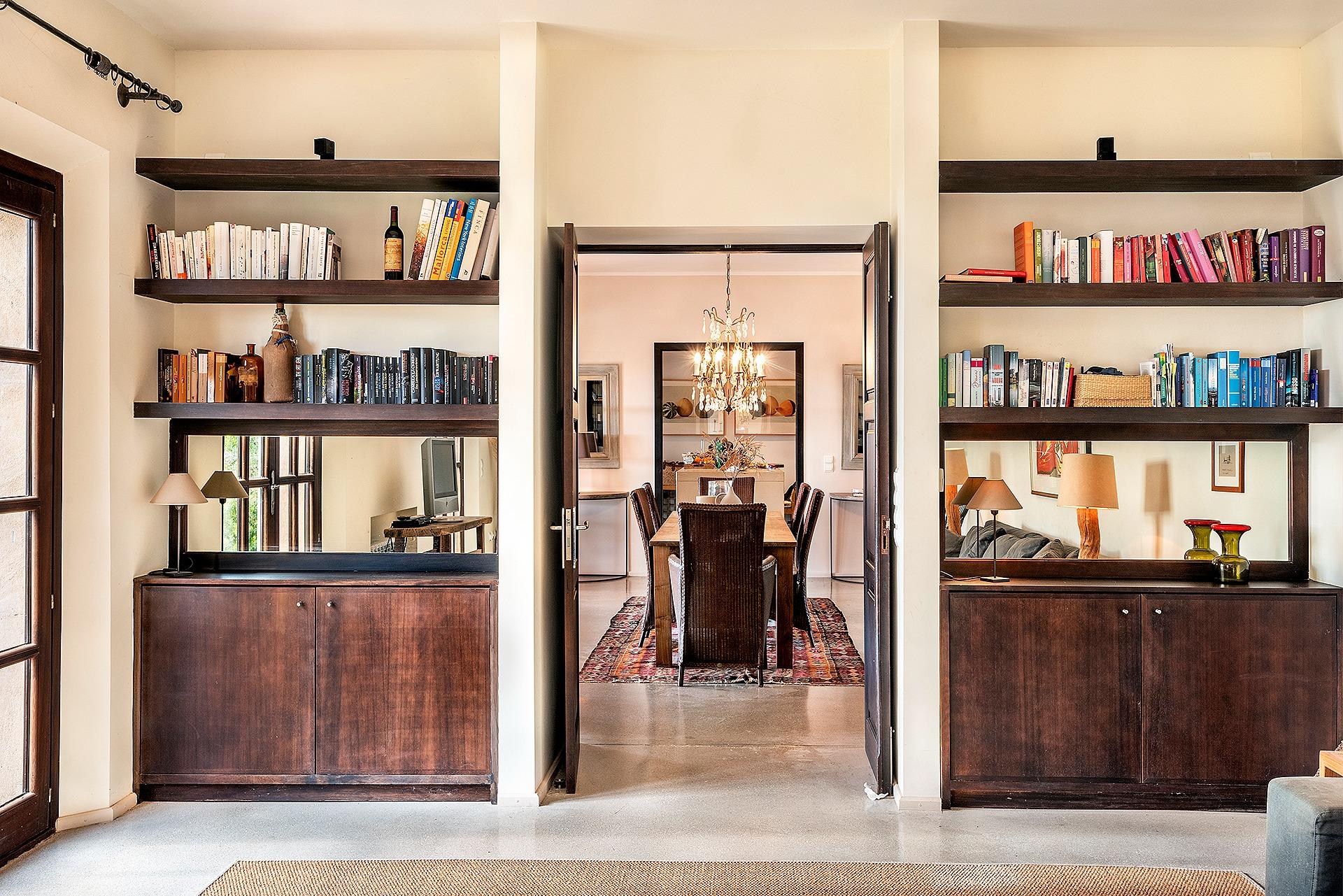 Timelessly elegant country house with sea views near Portocolom