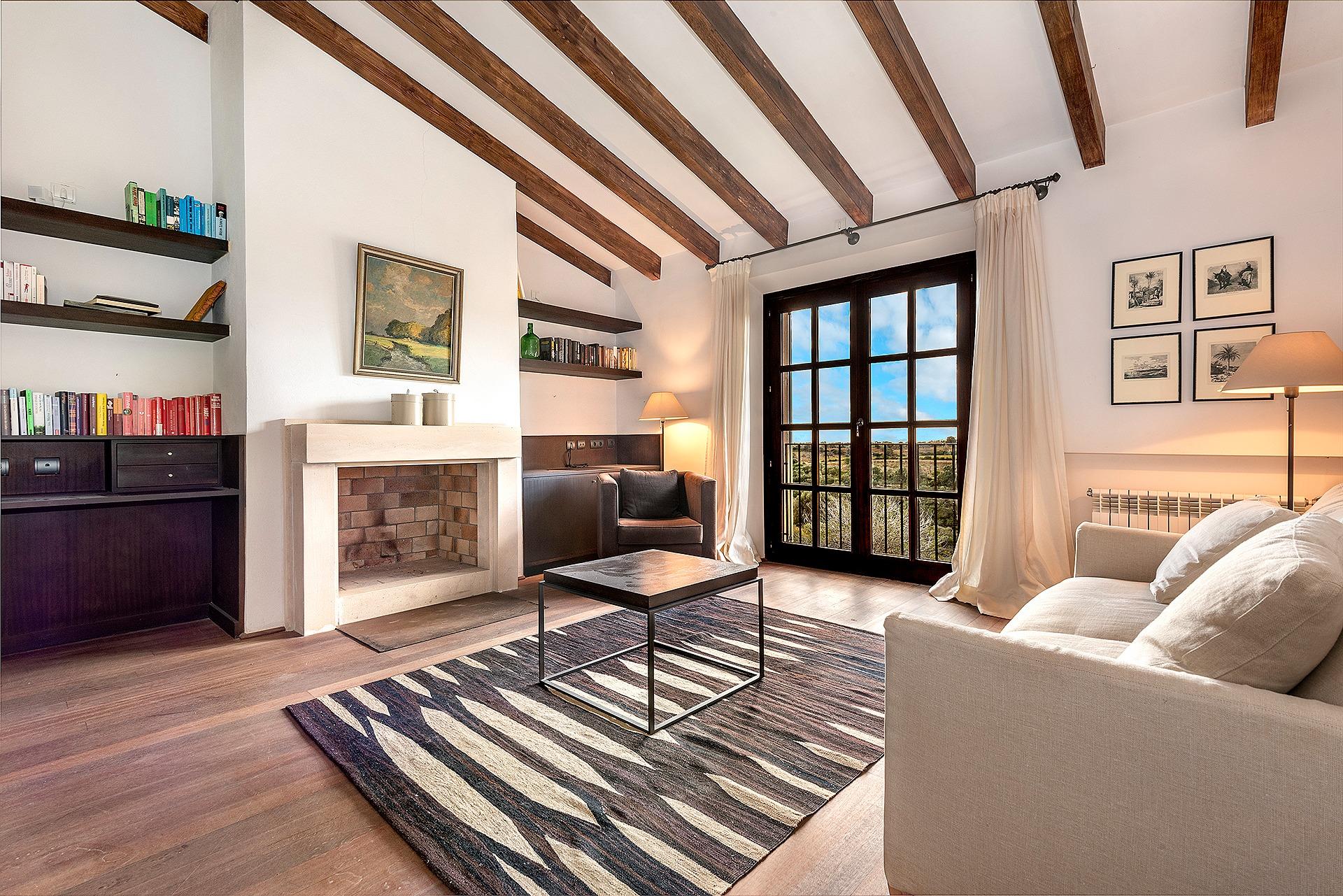 Timelessly elegant country house with sea views near Portocolom