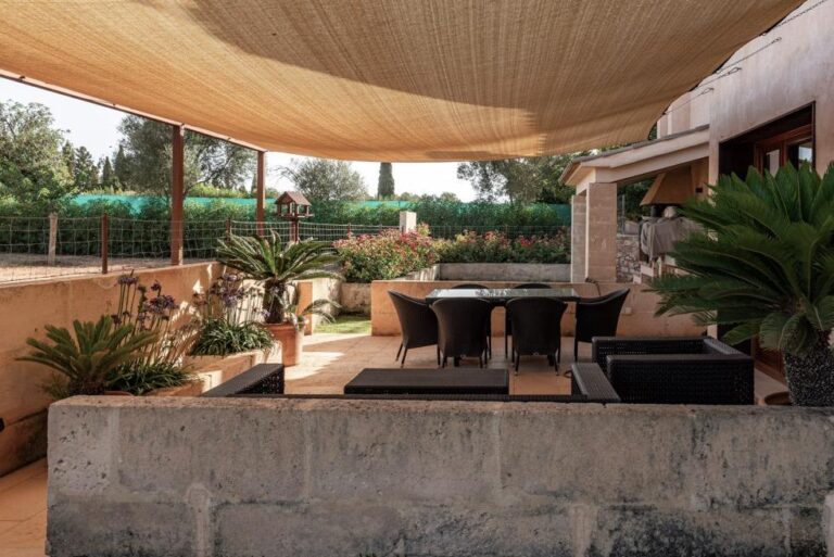 Enchanting country estate in Sencelles with lots of land a license to extend the house