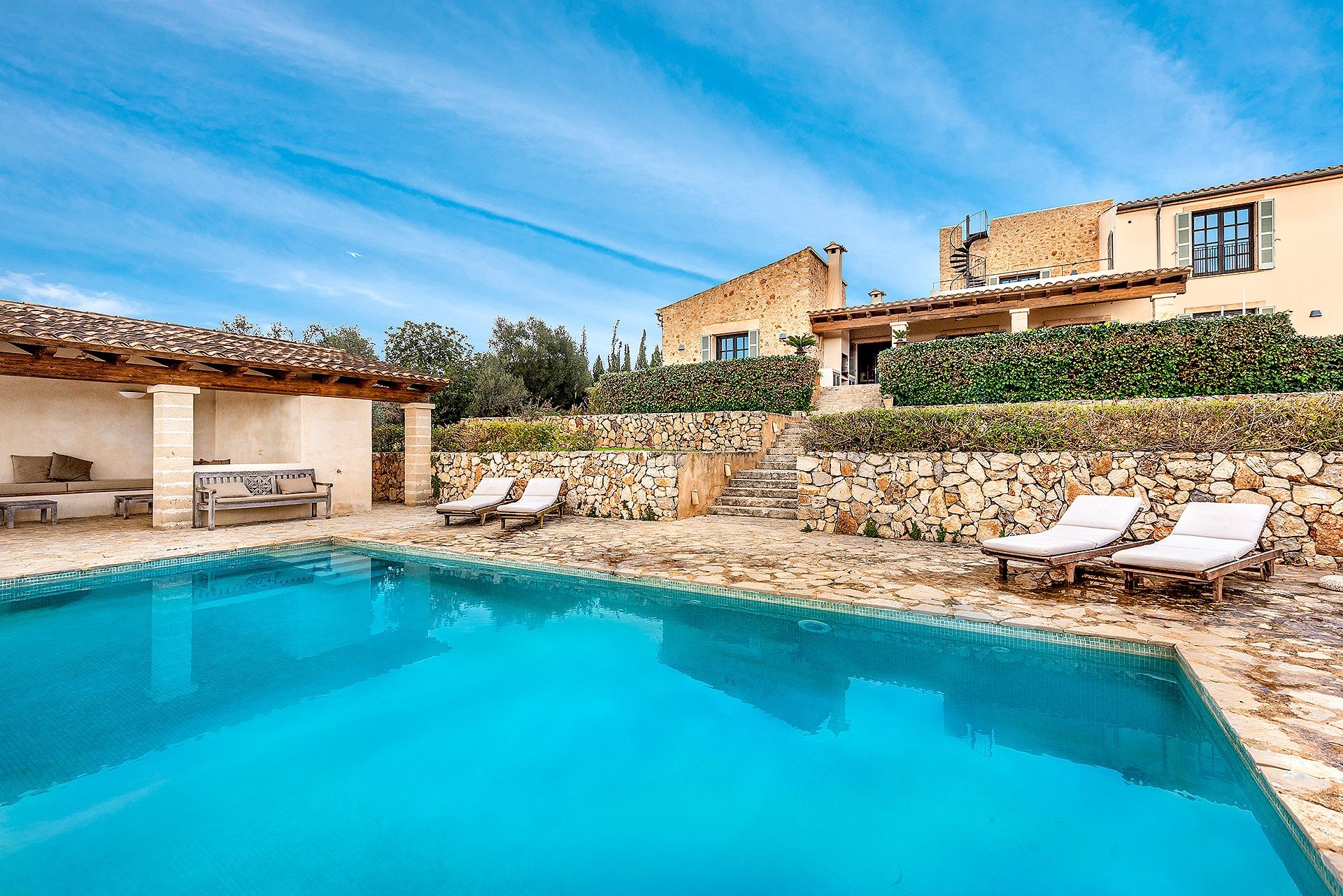 Timelessly elegant country house with sea views near Portocolom