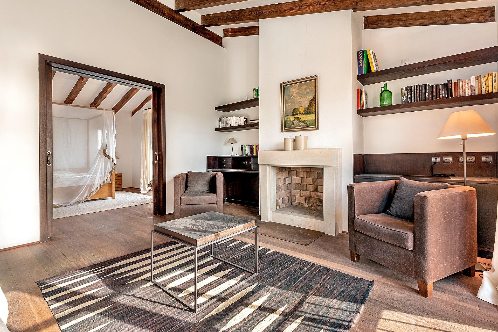 Timelessly elegant country house with sea views near Portocolom