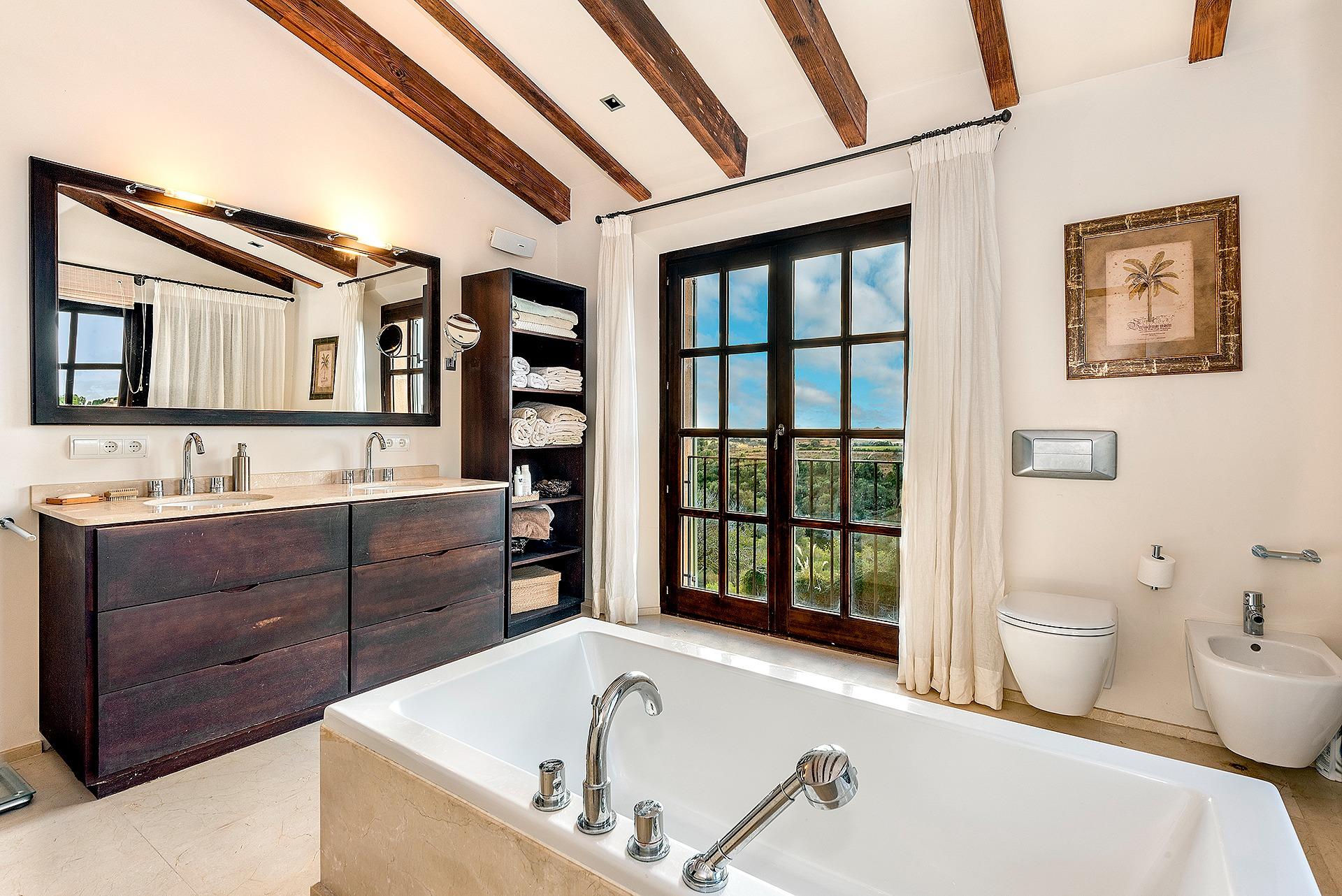 Timelessly elegant country house with sea views near Portocolom