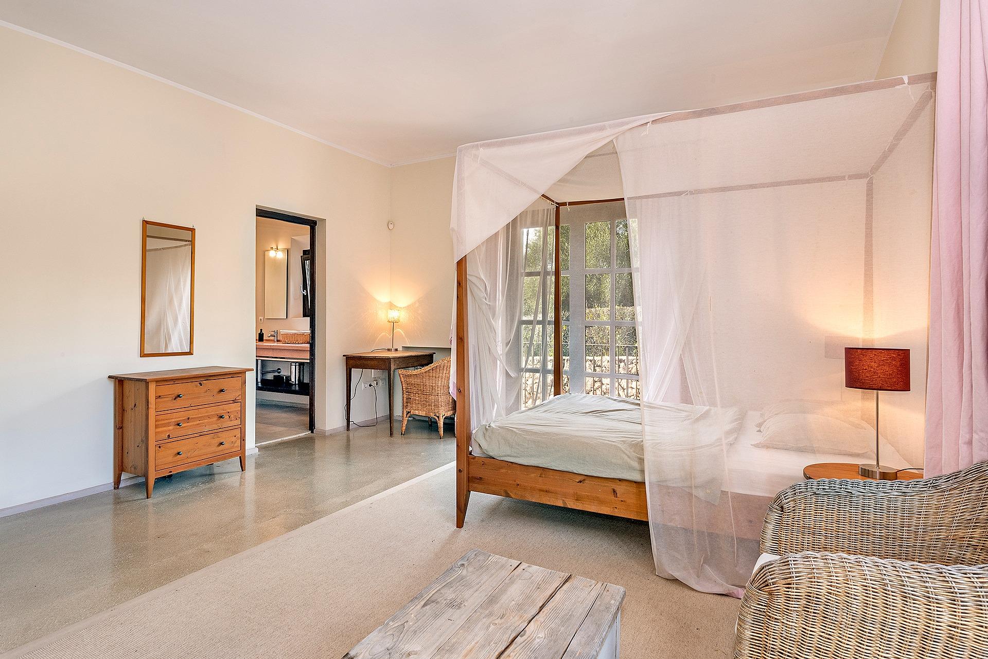 Timelessly elegant country house with sea views near Portocolom