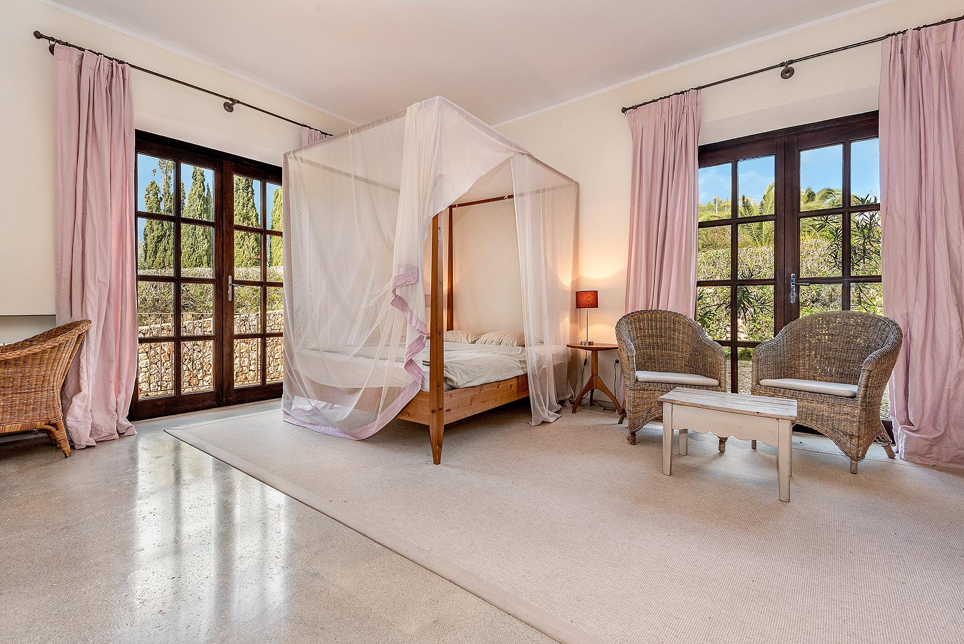 Timelessly elegant country house with sea views near Portocolom