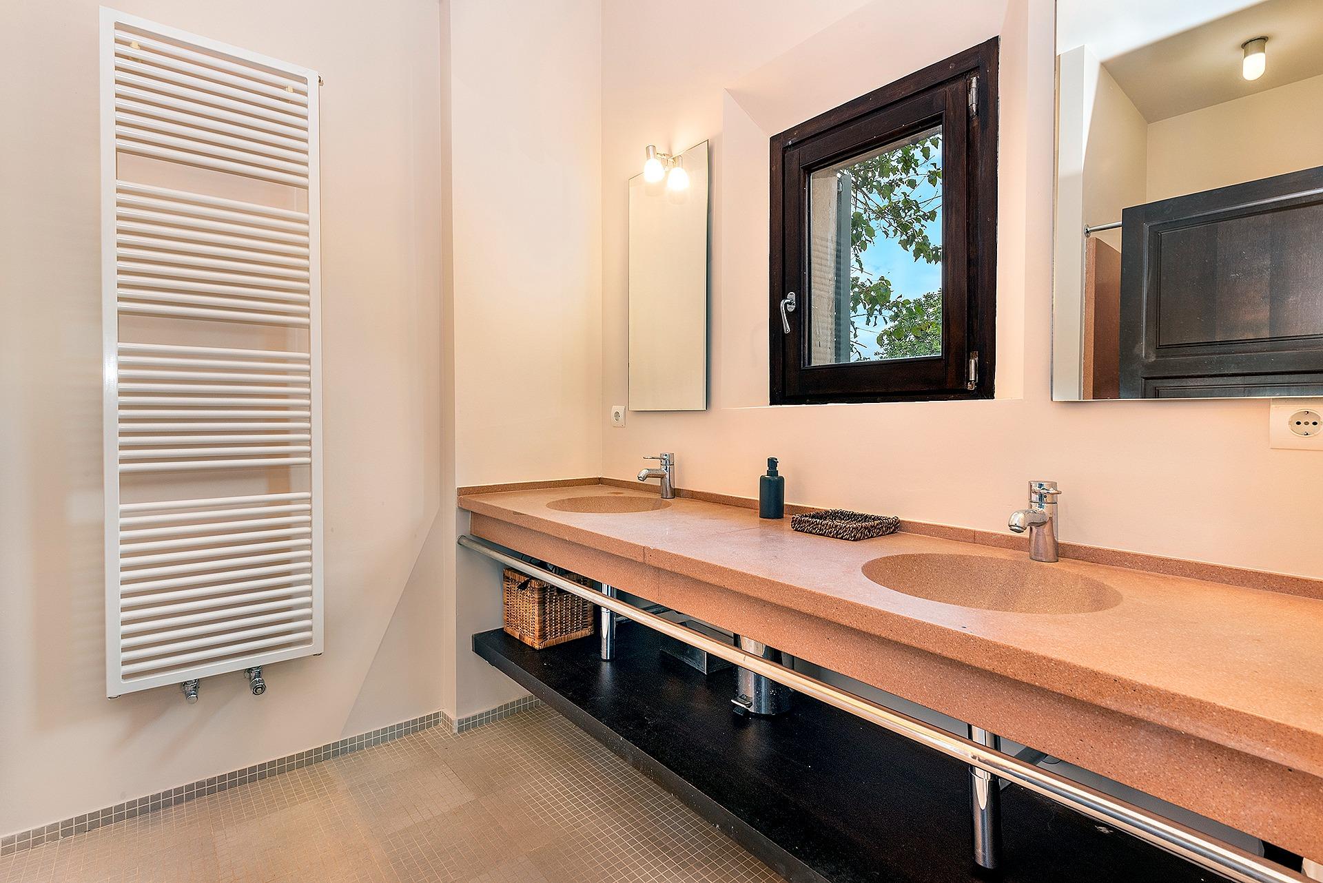 Timelessly elegant country house with sea views near Portocolom