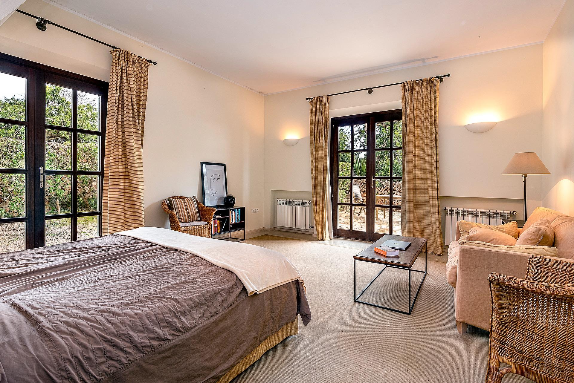 Timelessly elegant country house with sea views near Portocolom