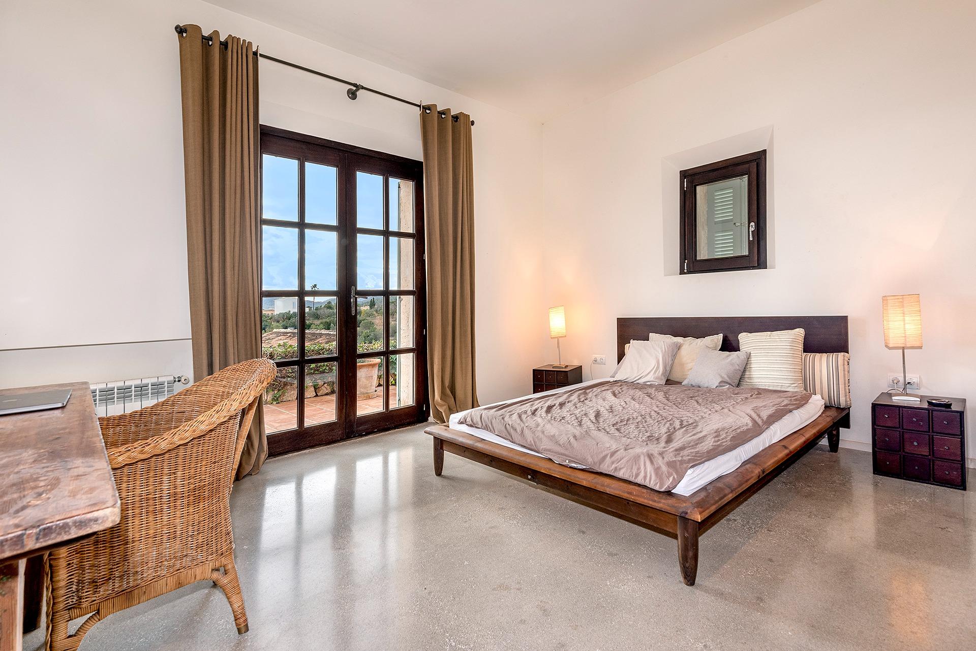 Timelessly elegant country house with sea views near Portocolom