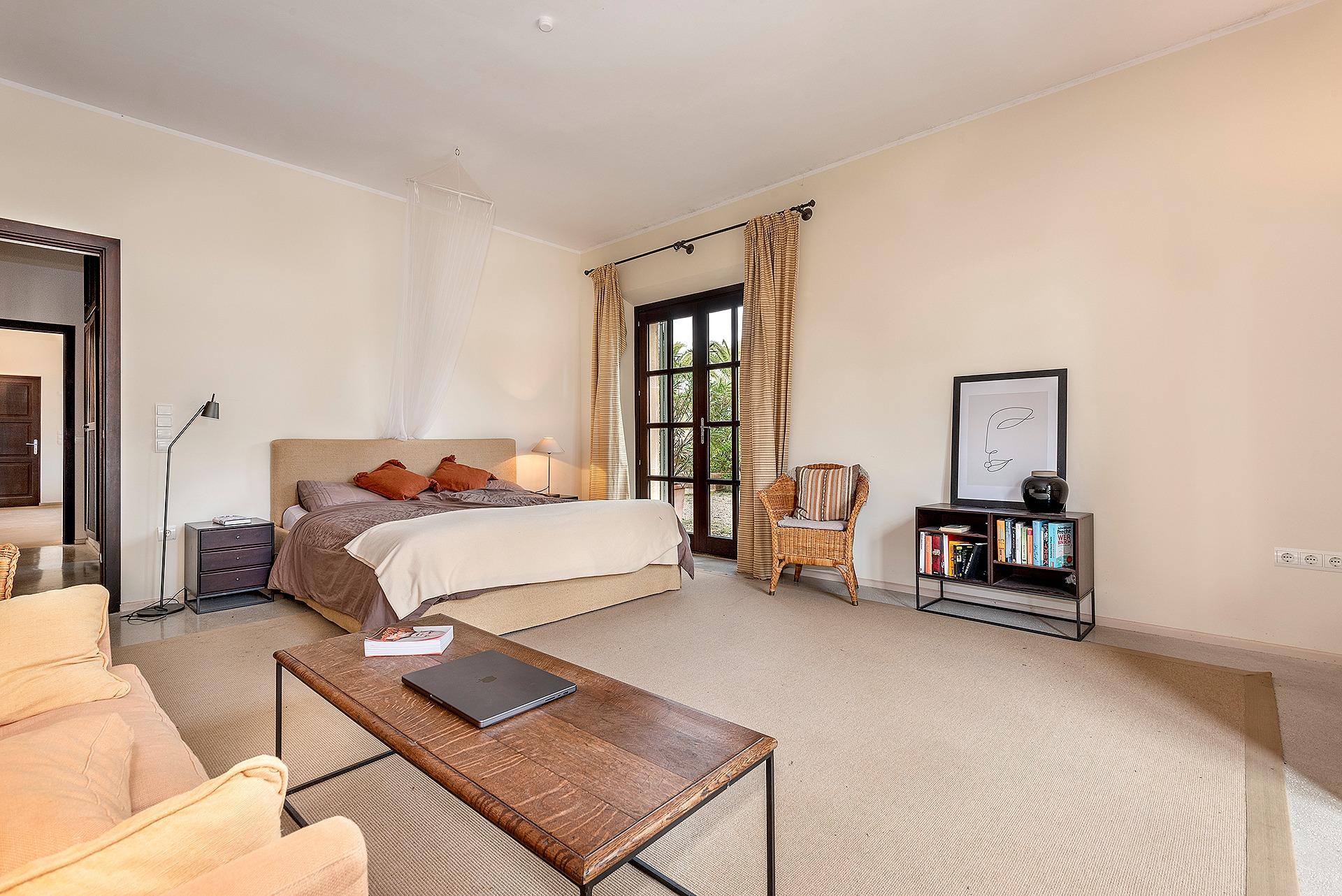 Timelessly elegant country house with sea views near Portocolom