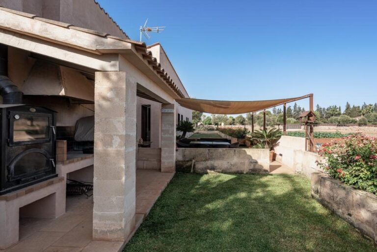 Enchanting country estate in Sencelles with lots of land a license to extend the house