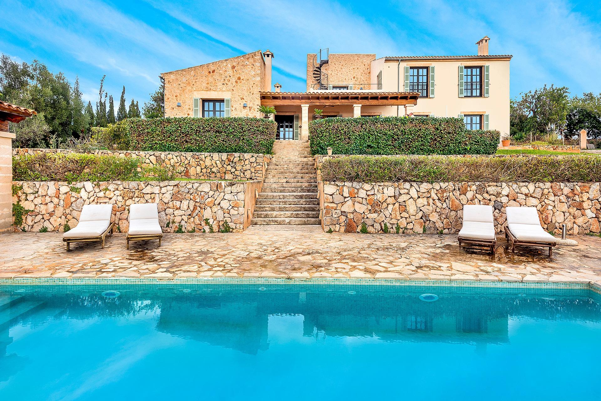 Timelessly elegant country house with sea views near Portocolom