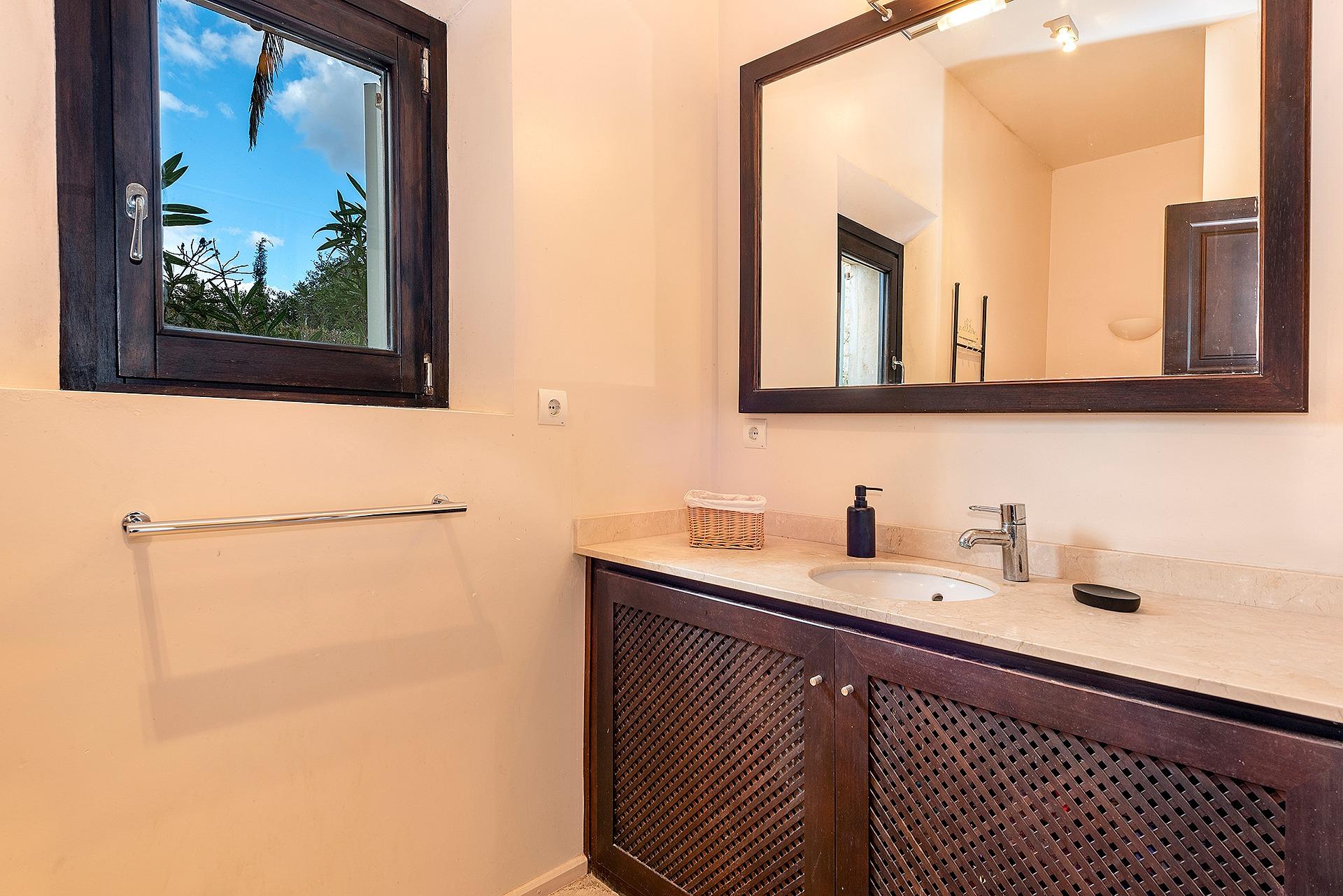 Timelessly elegant country house with sea views near Portocolom