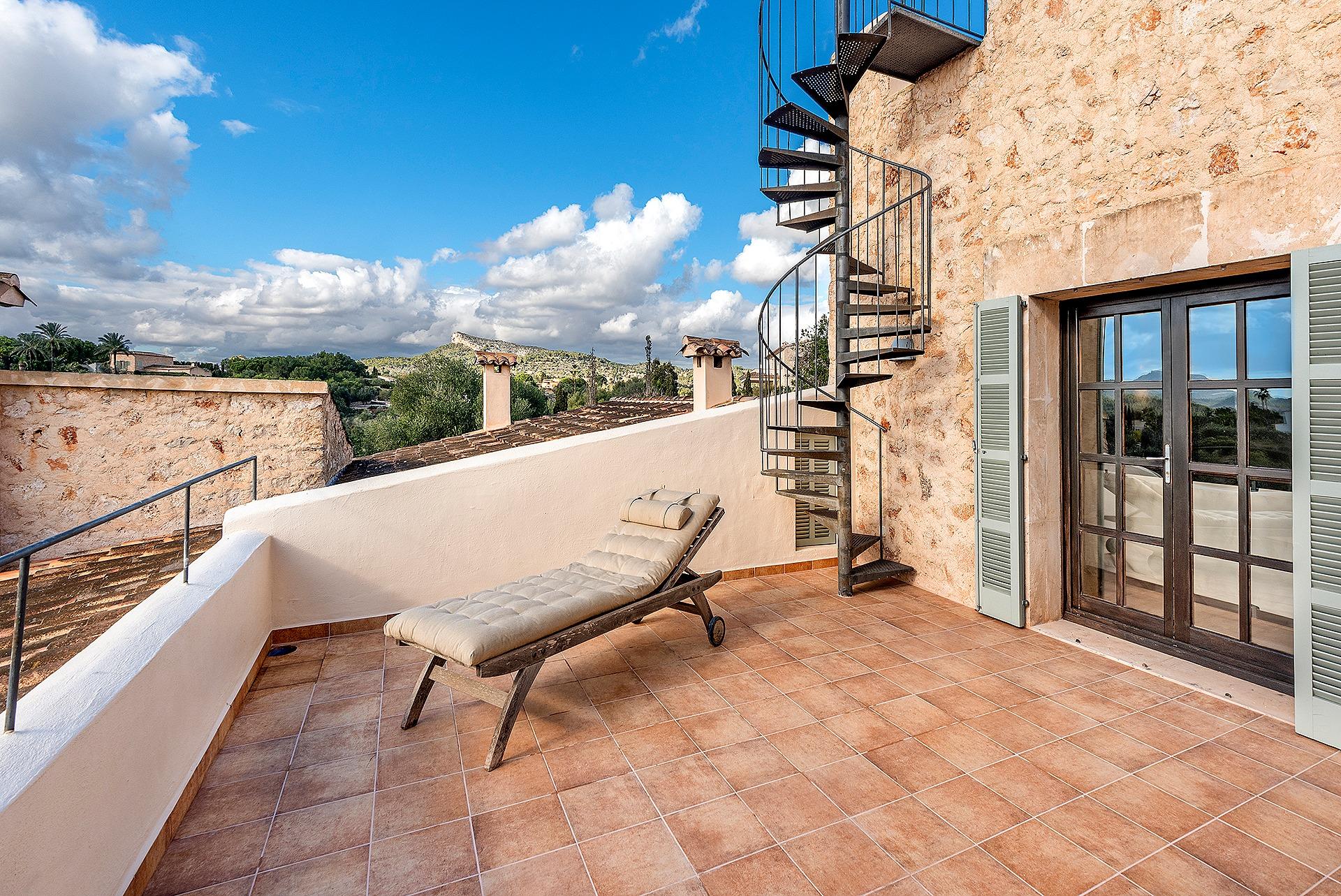 Timelessly elegant country house with sea views near Portocolom