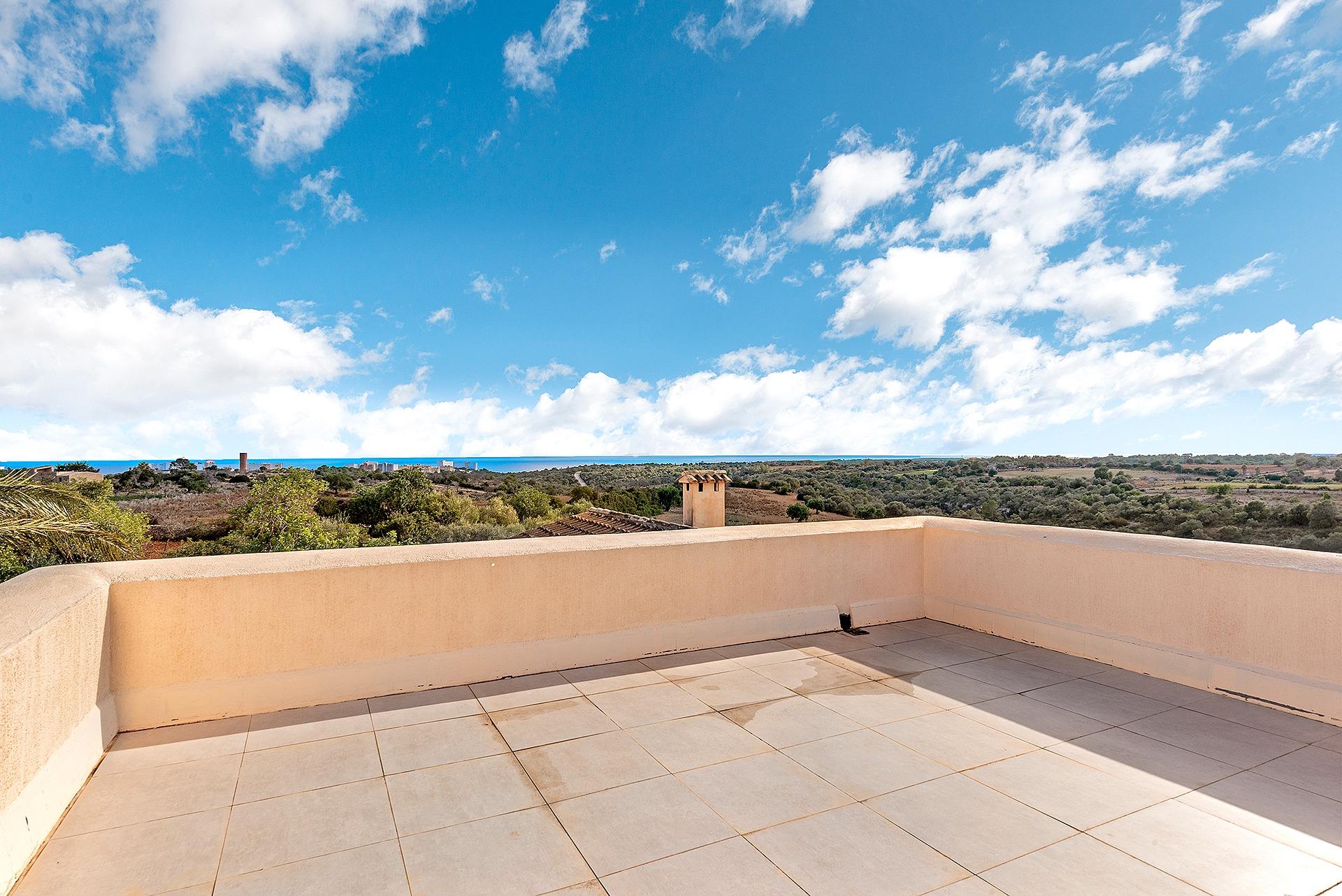 Timelessly elegant country house with sea views near Portocolom